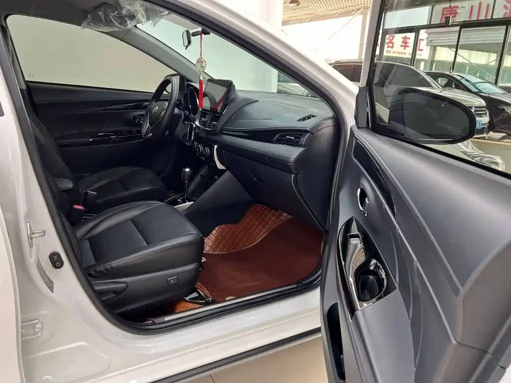 Toyota Yaris L — фото 11