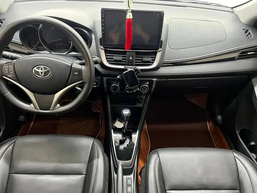 Toyota Yaris L — фото 15