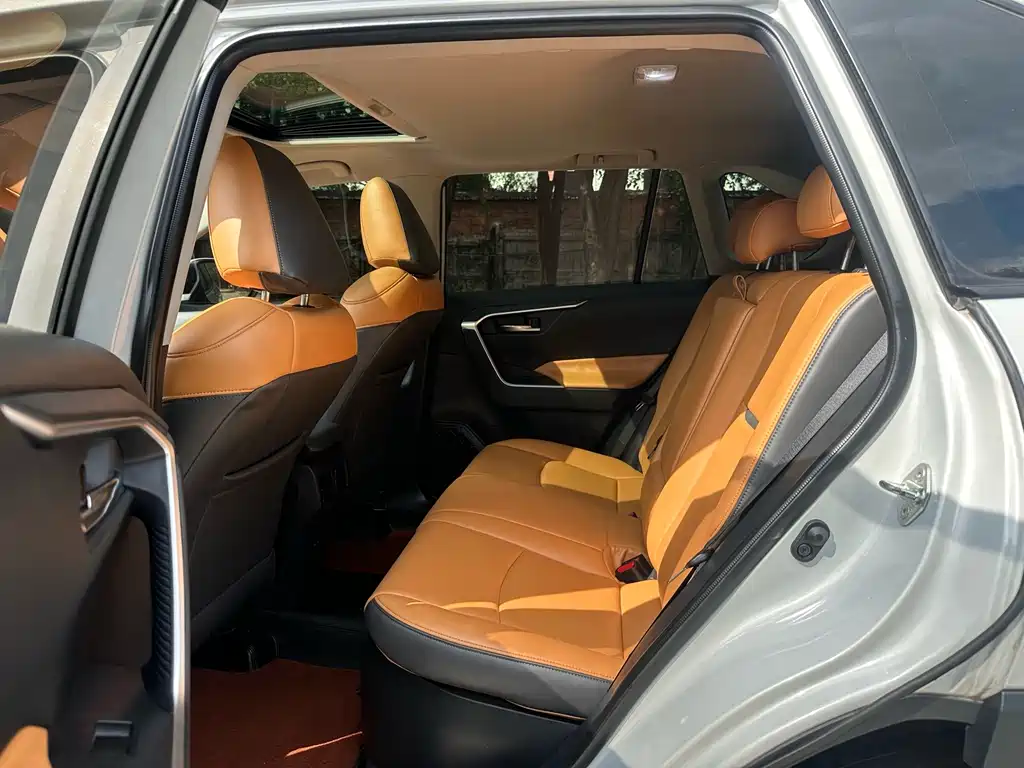 Toyota RAV4 — фото 5