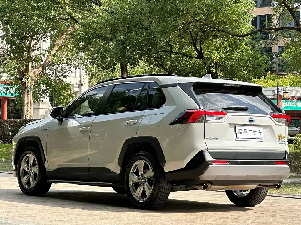 Toyota RAV4 — фото 7