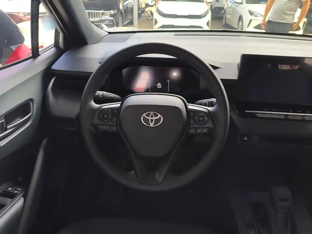 Toyota Corolla Cross — фото 11