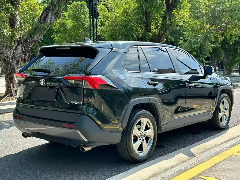 Toyota RAV4 — фото 7