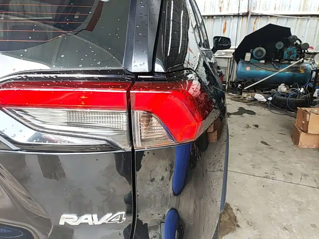 Toyota RAV4 — фото 8
