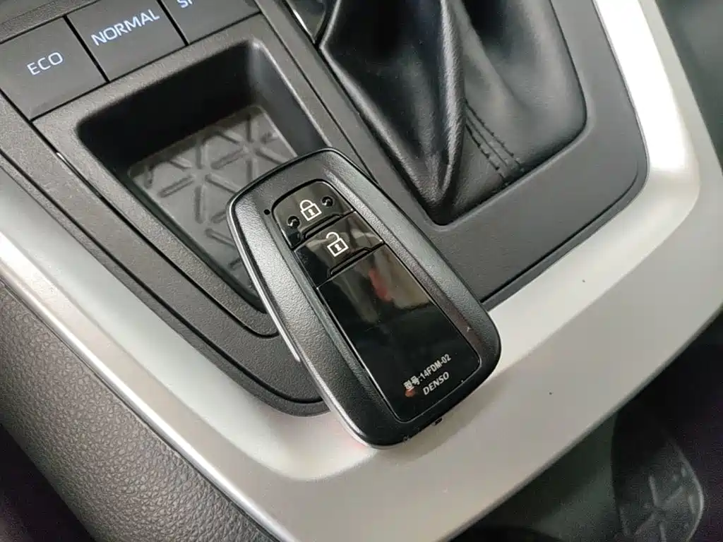 Toyota RAV4 — фото 9