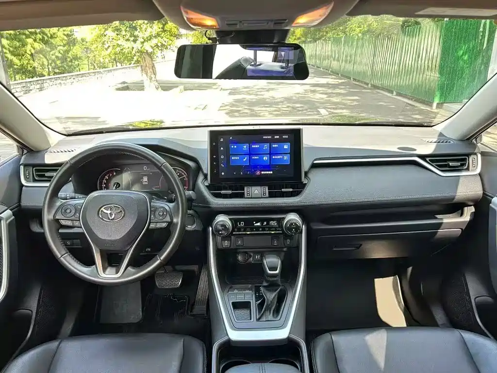 Toyota RAV4 — фото 10
