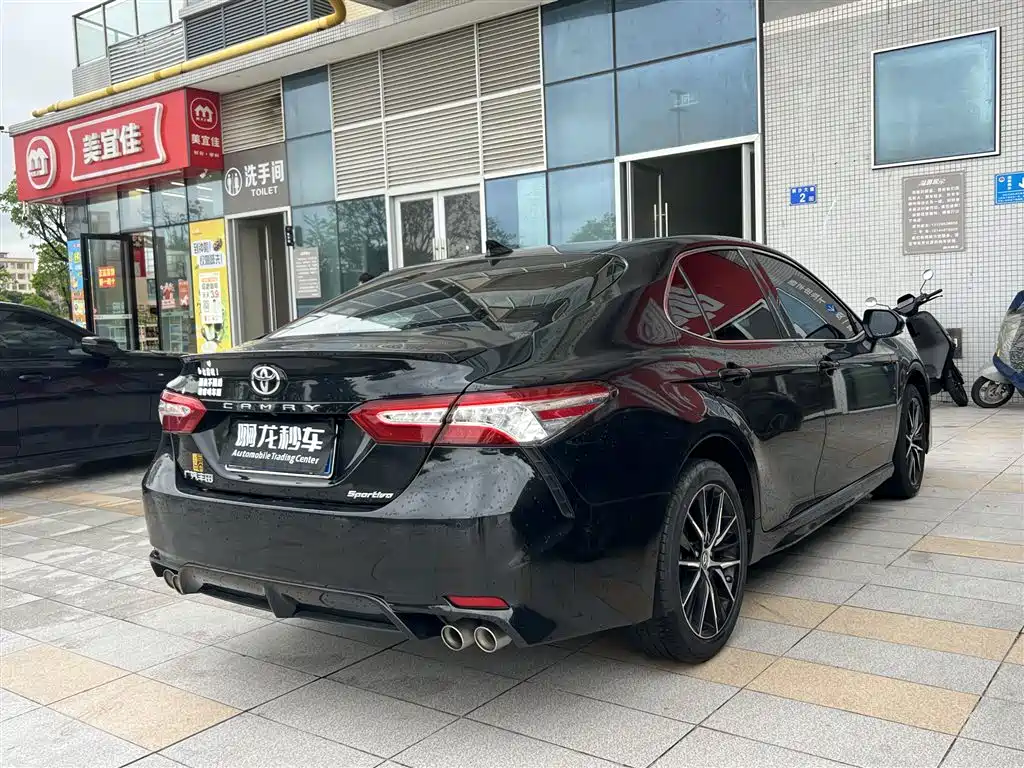 Toyota Camry — фото 9