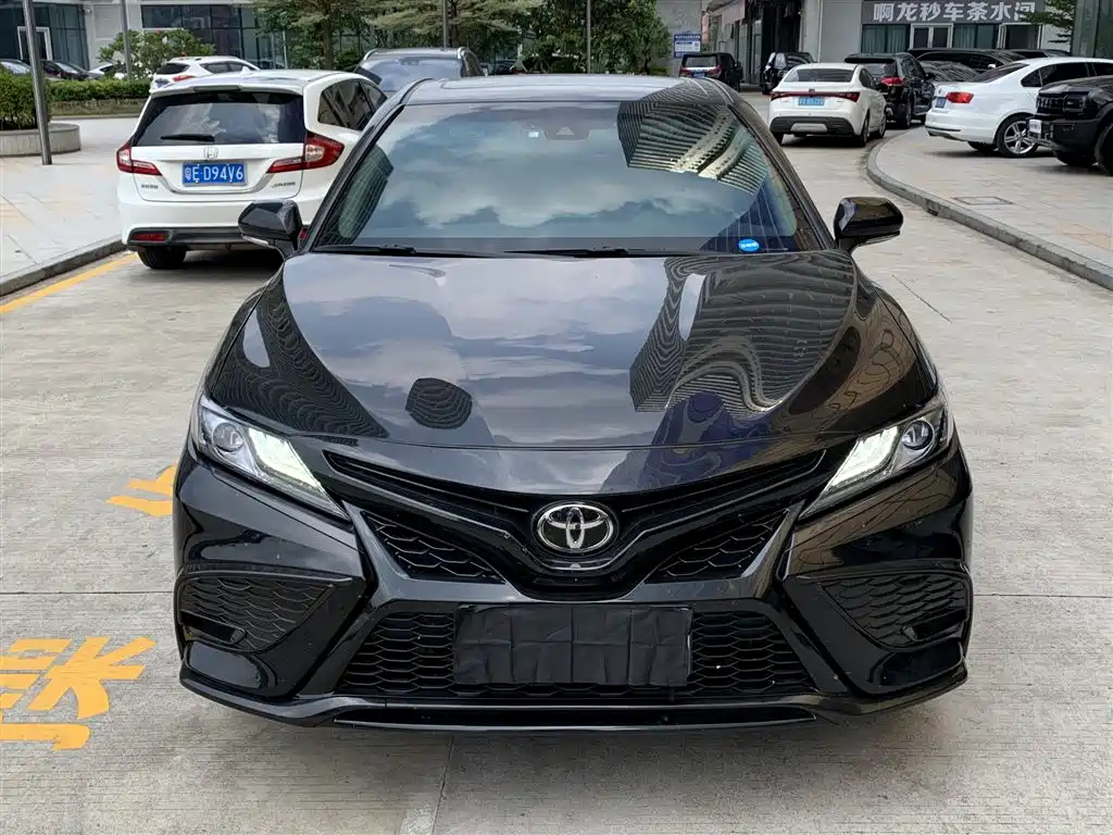Toyota Camry — фото 2