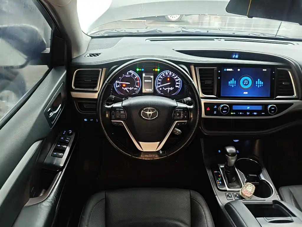 Toyota Highlander — фото 11