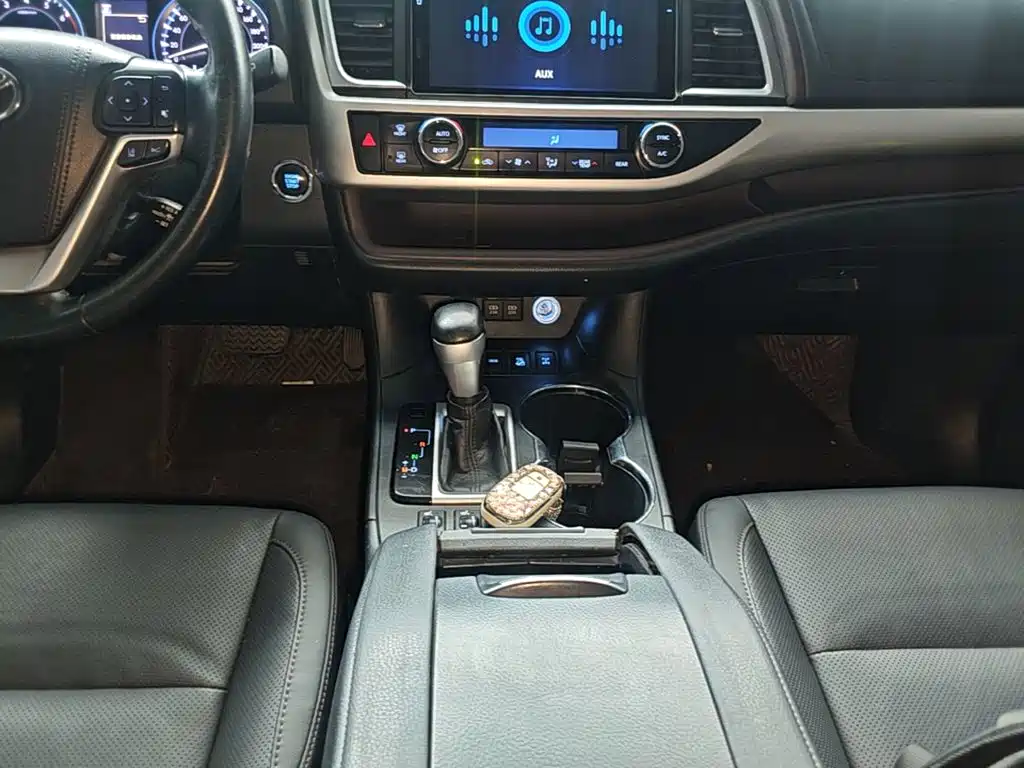 Toyota Highlander — фото 14