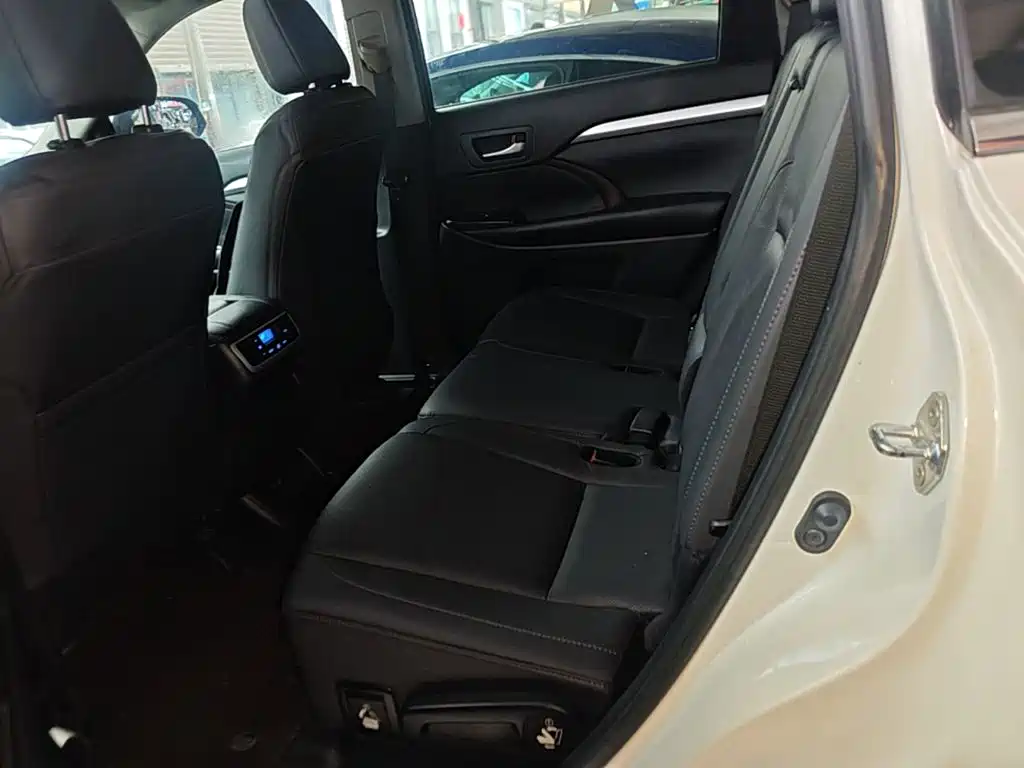 Toyota Highlander — фото 17