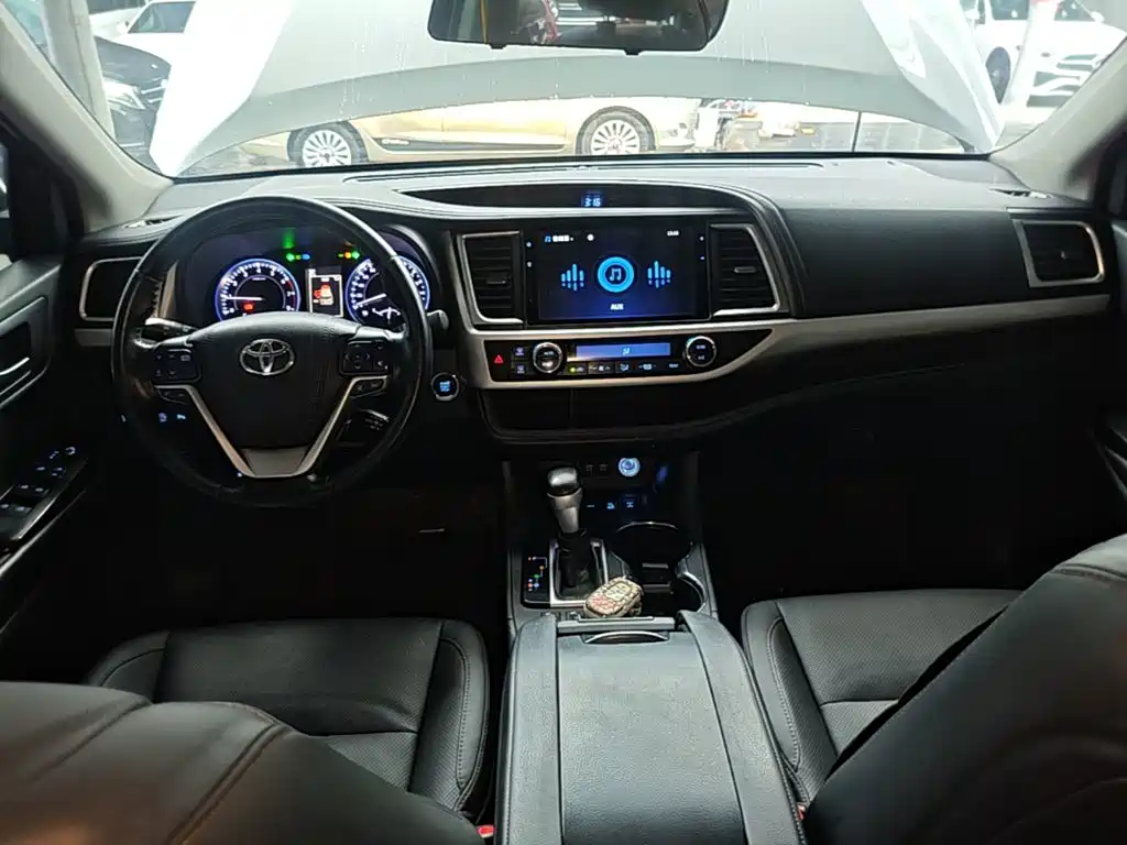 Toyota Highlander — фото 10