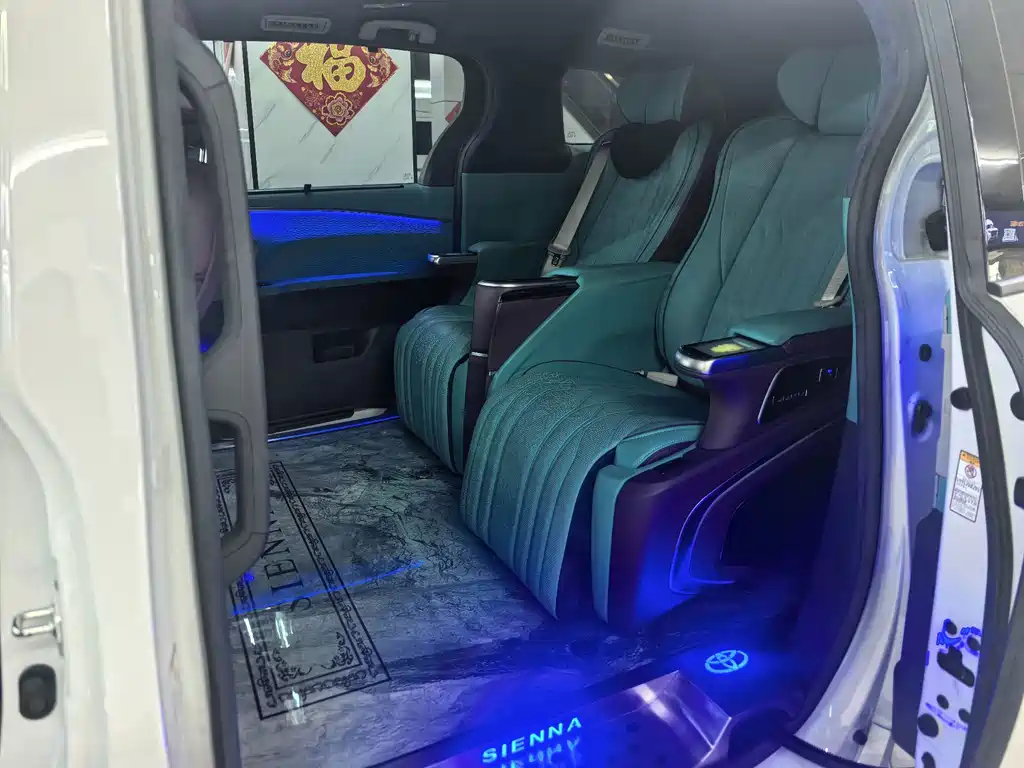 Toyota Sienna — фото 4