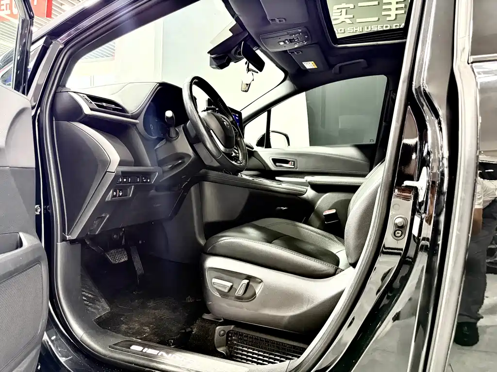 Toyota Sienna — фото 4
