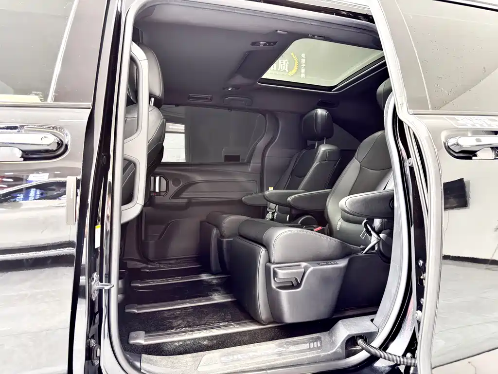 Toyota Sienna — фото 5
