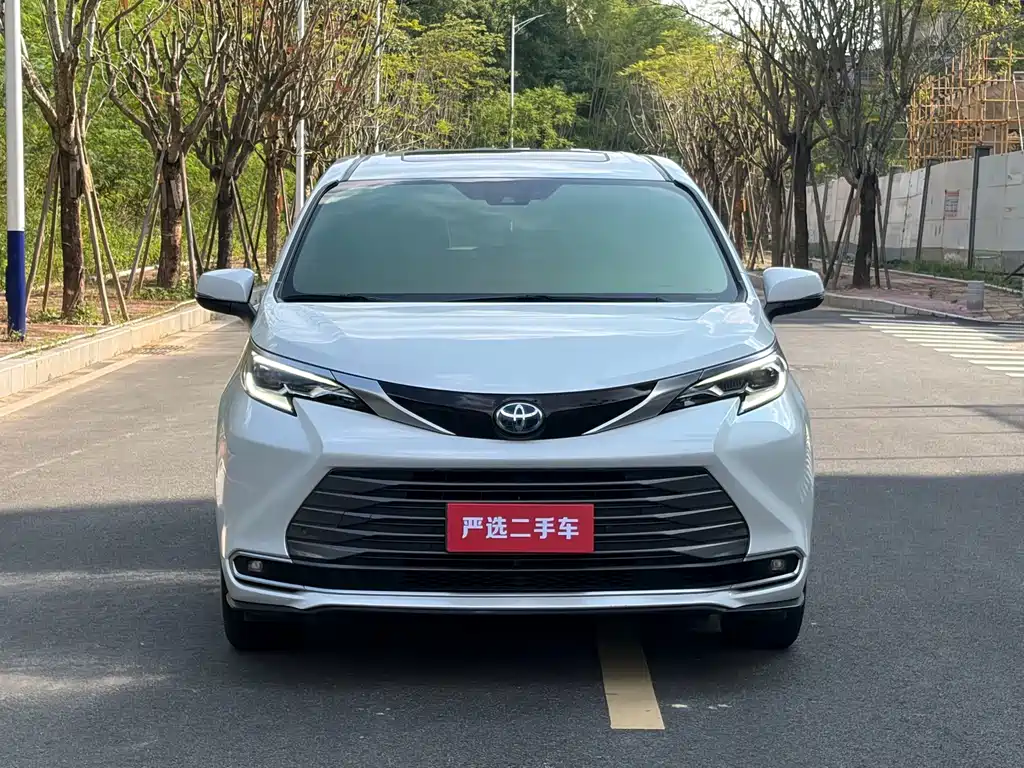 Toyota Sienna — фото 2