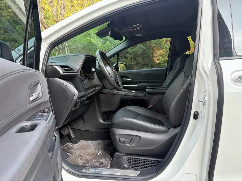 Toyota Sienna — фото 4