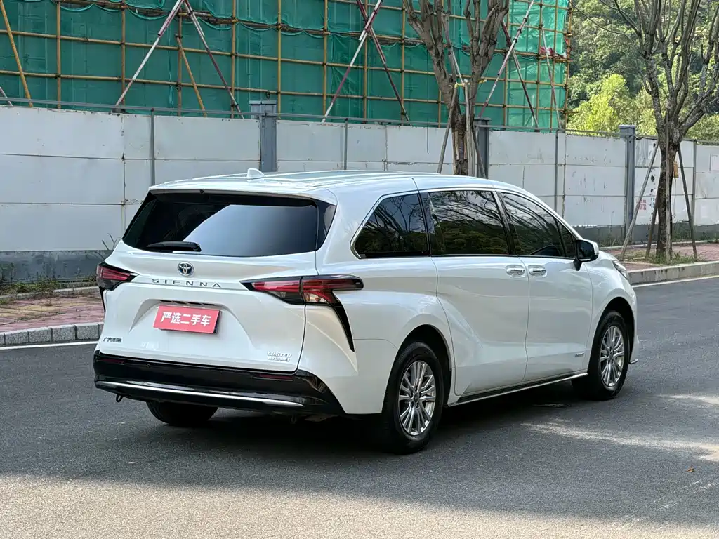 Toyota Sienna — фото 7