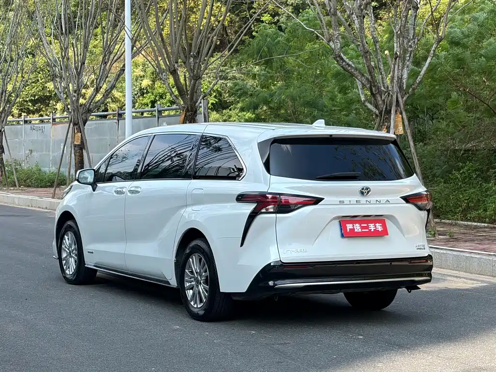 Toyota Sienna — фото 9