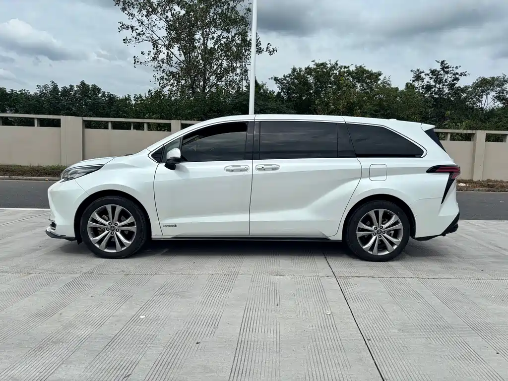 Toyota Sienna — фото 4