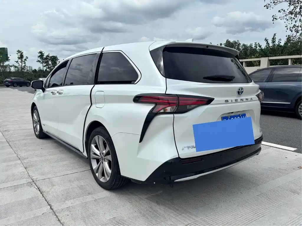 Toyota Sienna — фото 9