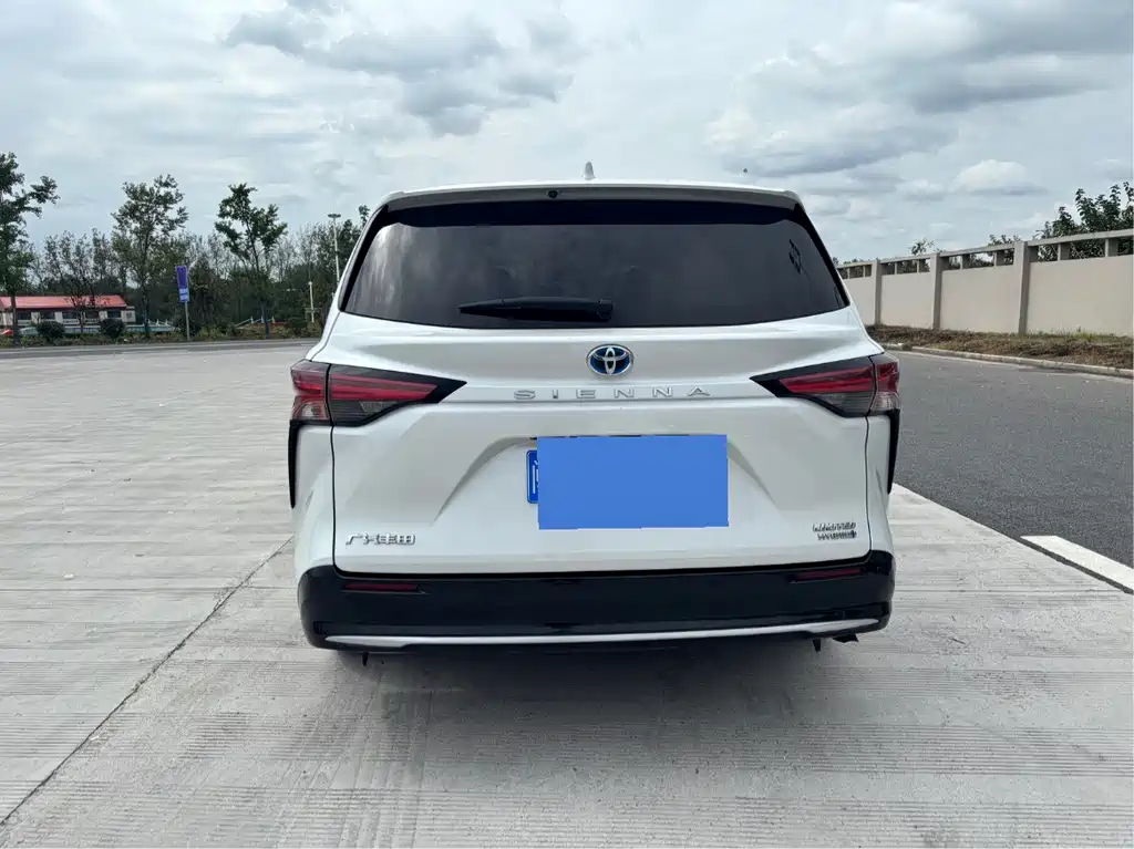 Toyota Sienna — фото 10