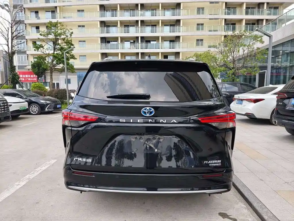 Toyota Sienna — фото 4
