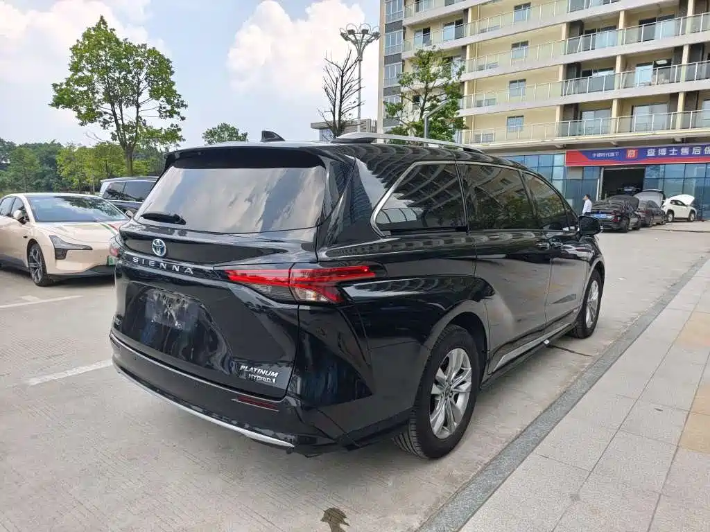 Toyota Sienna — фото 5