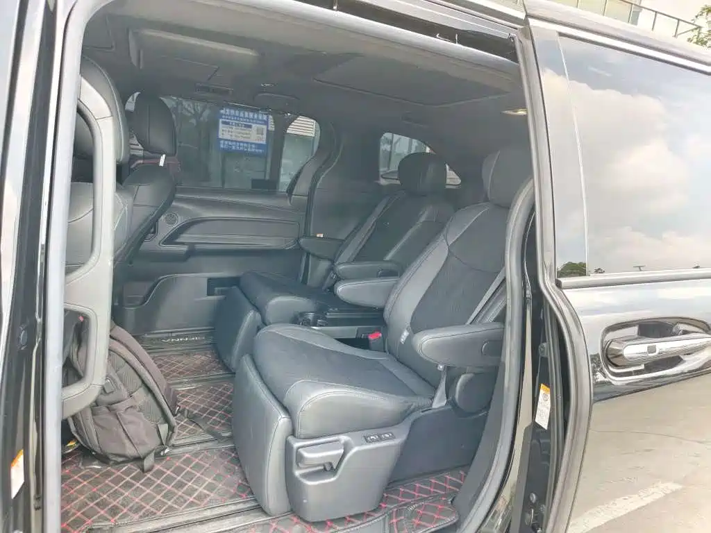 Toyota Sienna — фото 7
