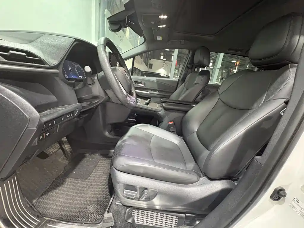 Toyota Granvia — фото 4