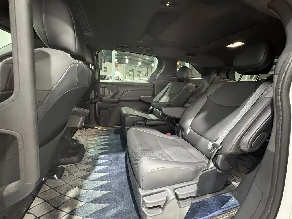 Toyota Granvia — фото 6