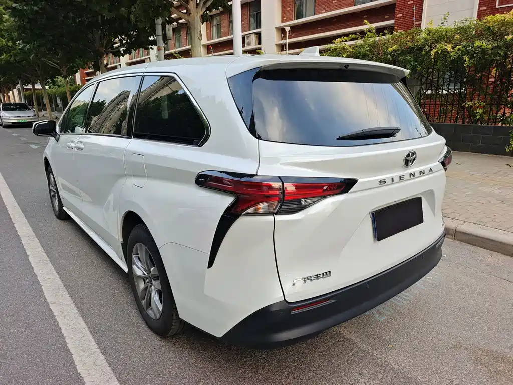 Toyota Sienna — фото 13
