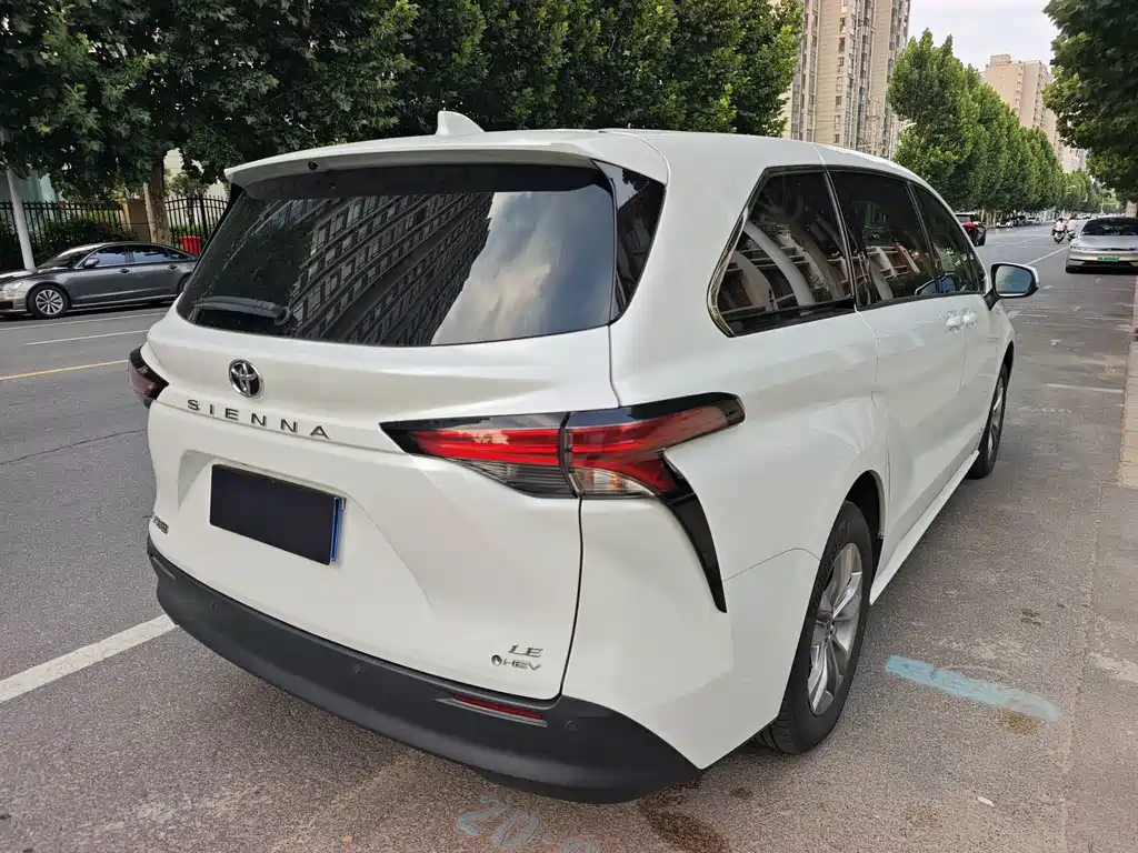 Toyota Sienna — фото 14