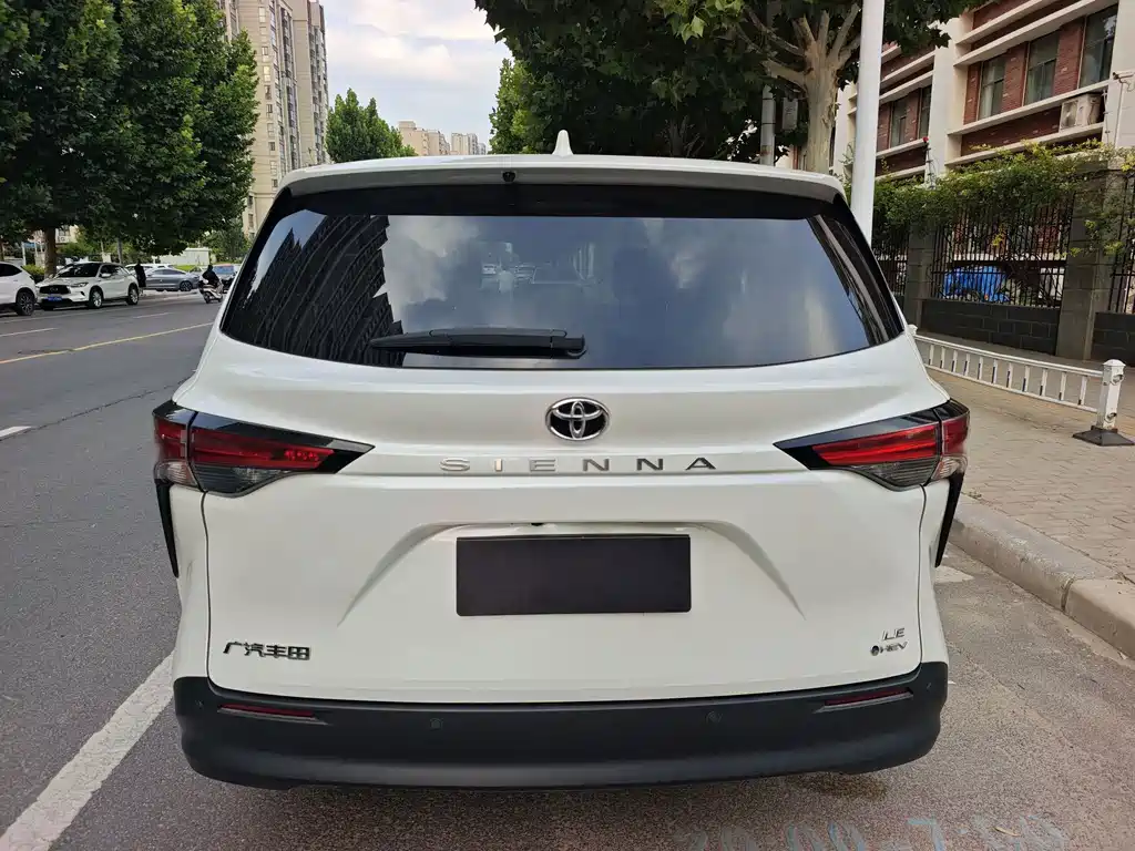Toyota Sienna — фото 15