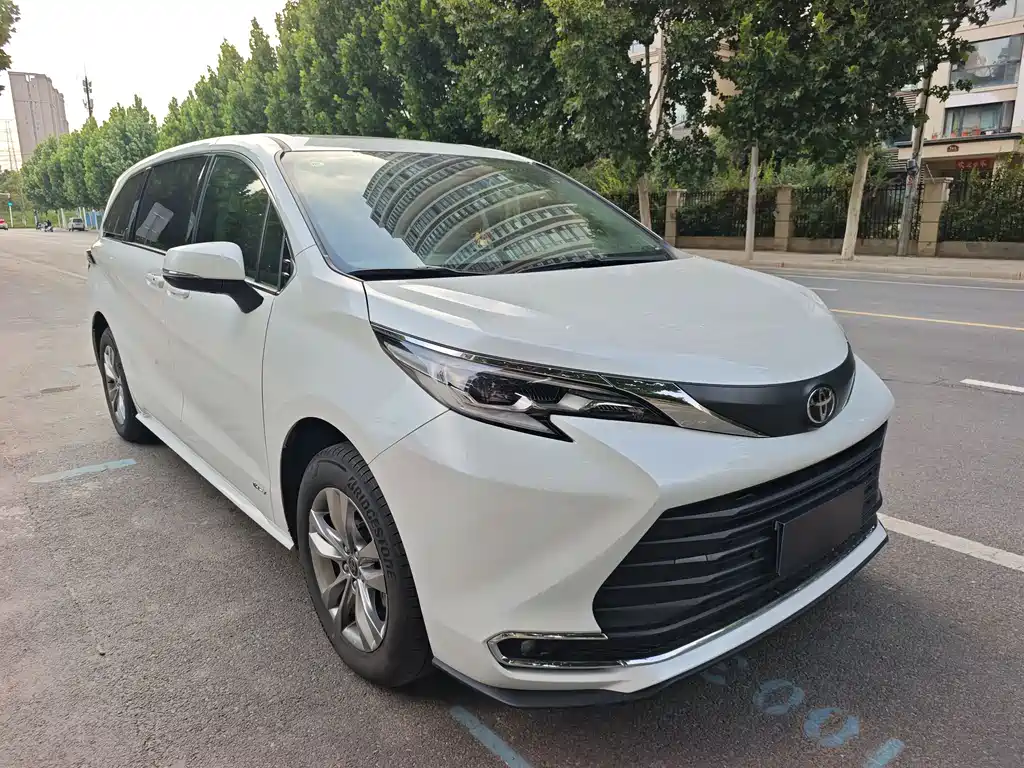 Toyota Sienna — фото 3