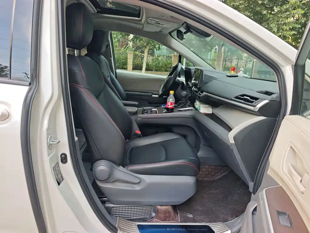 Toyota Sienna — фото 7