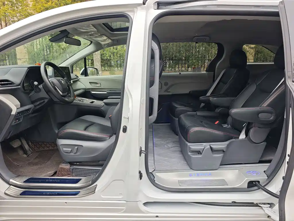 Toyota Sienna — фото 9