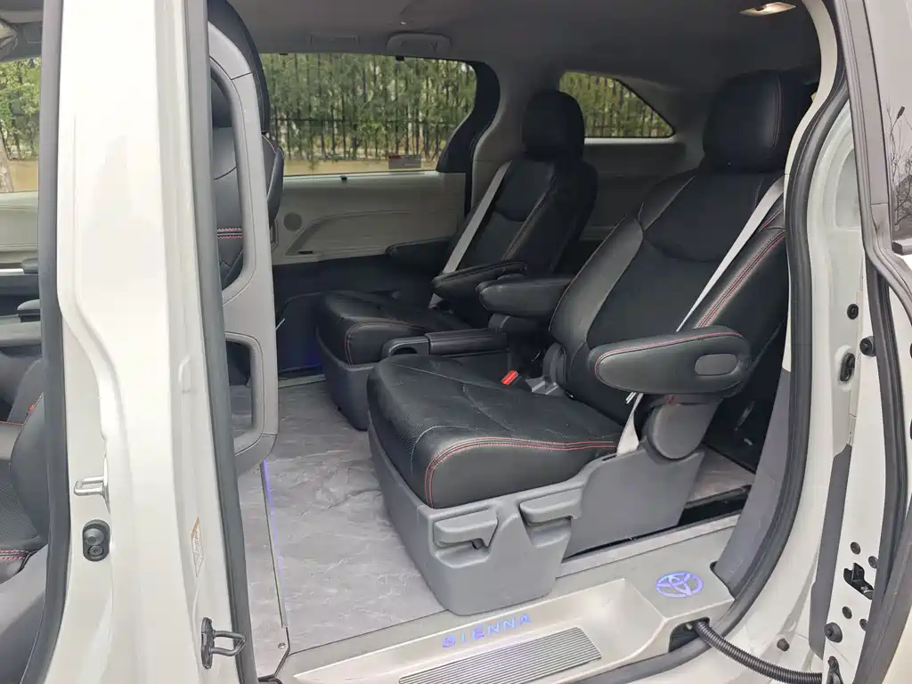 Toyota Sienna — фото 10