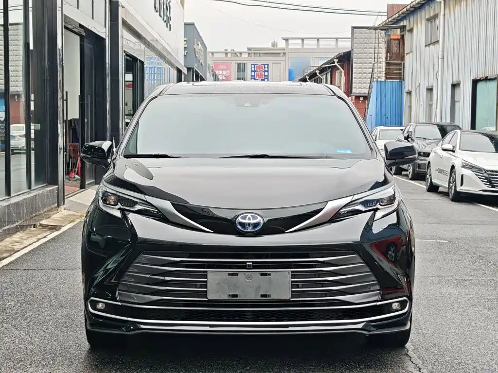 Toyota Sienna — фото 8
