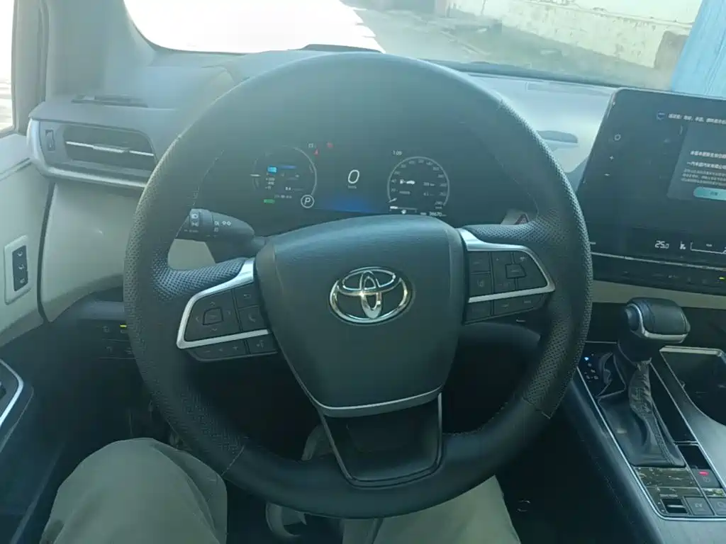 Toyota Granvia — фото 11