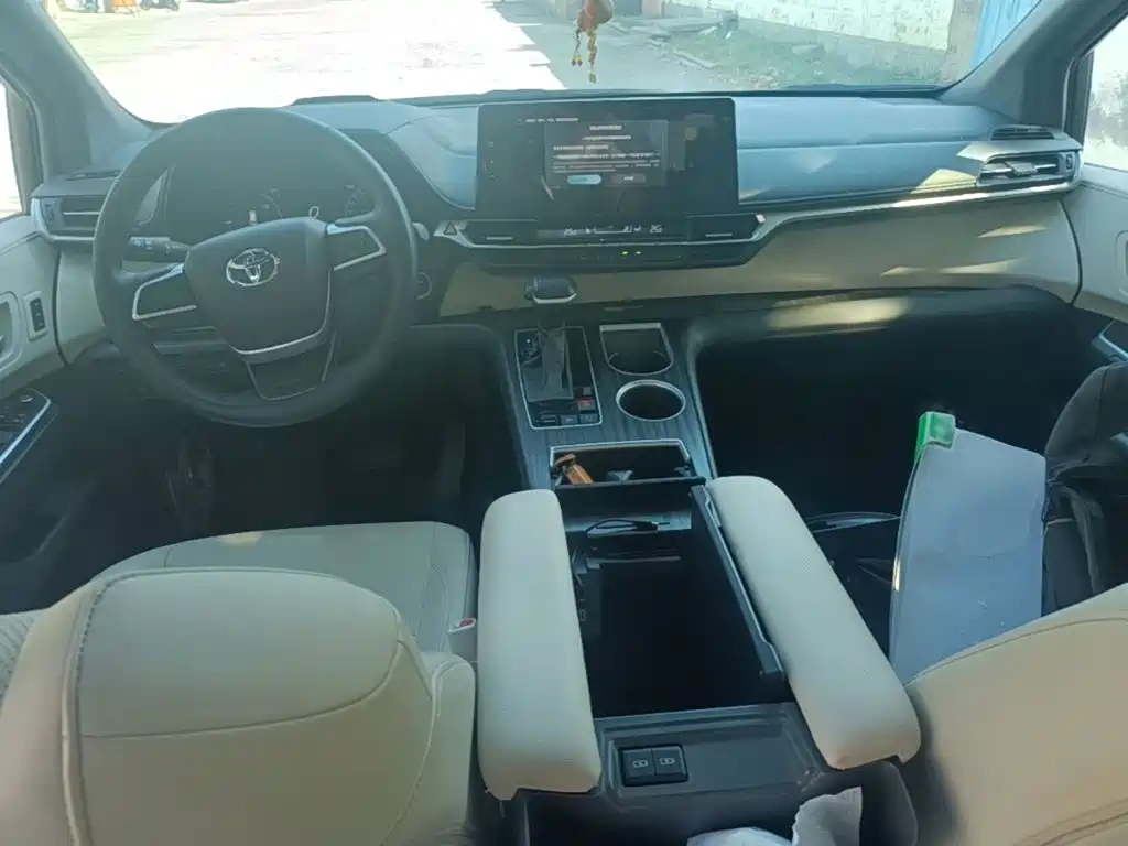 Toyota Granvia — фото 10
