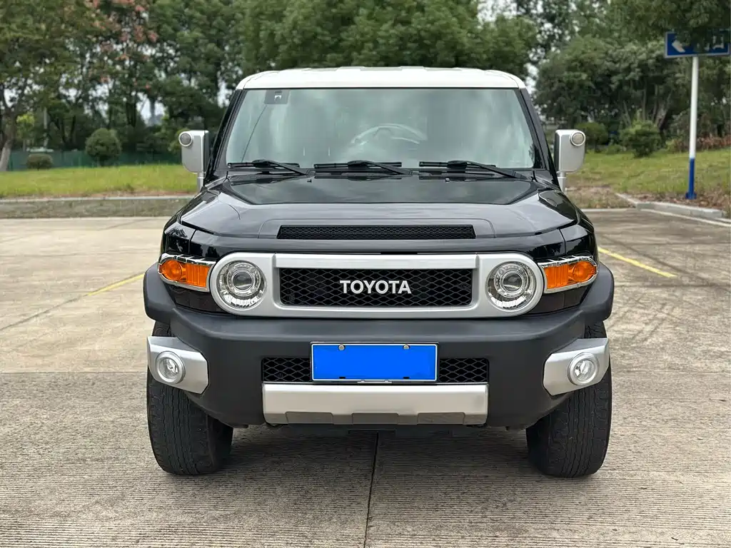 Toyota FJ Cruiser — фото 2