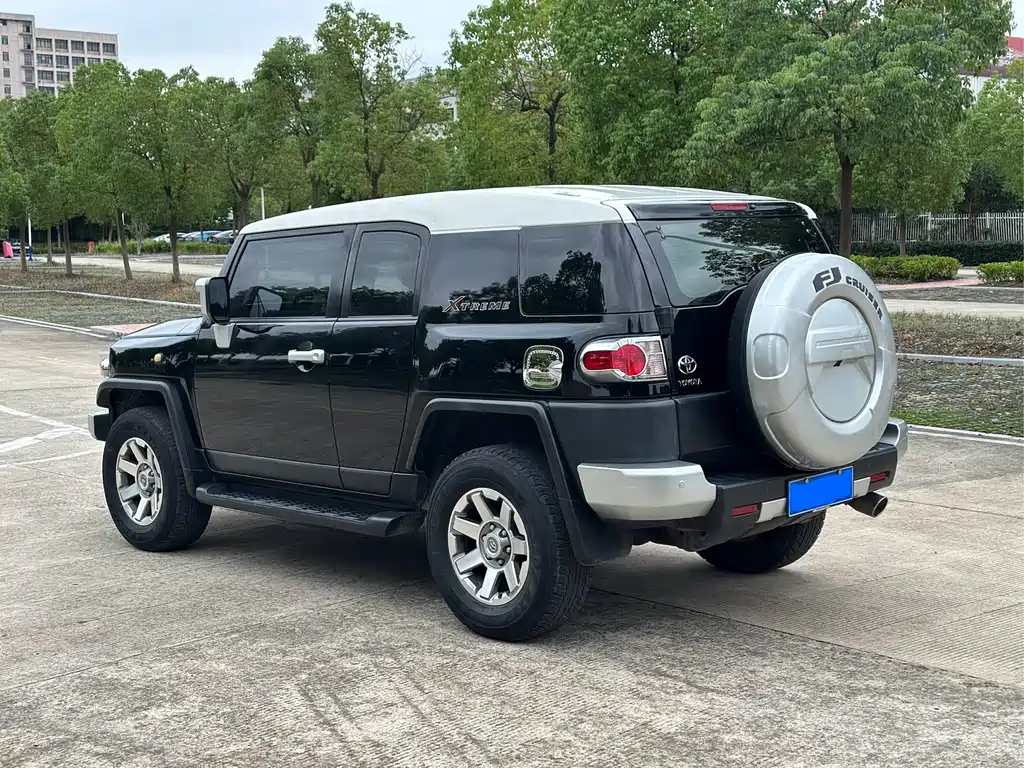 Toyota FJ Cruiser — фото 6