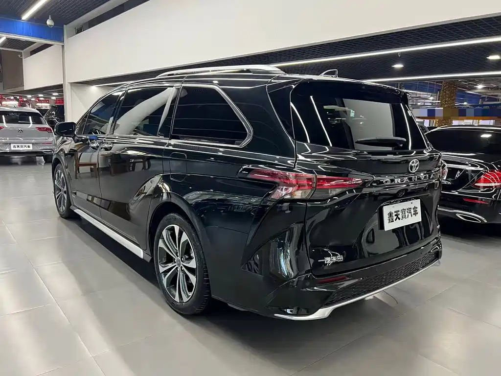 Toyota Granvia — фото 2