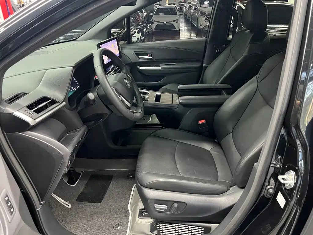 Toyota Granvia — фото 5