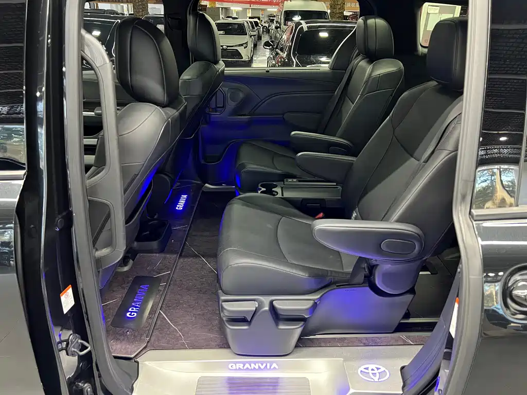 Toyota Granvia — фото 6