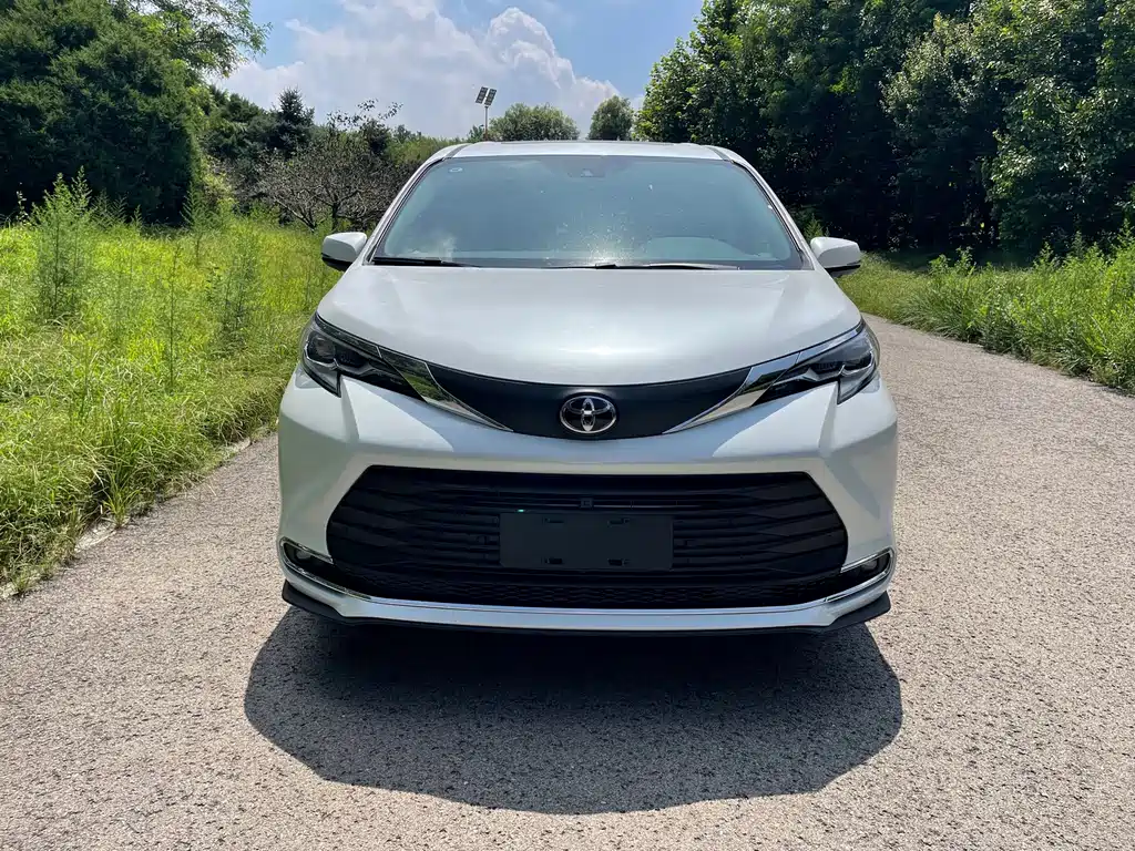 Toyota Sienna — фото 2