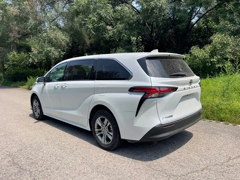 Toyota Sienna — фото 14