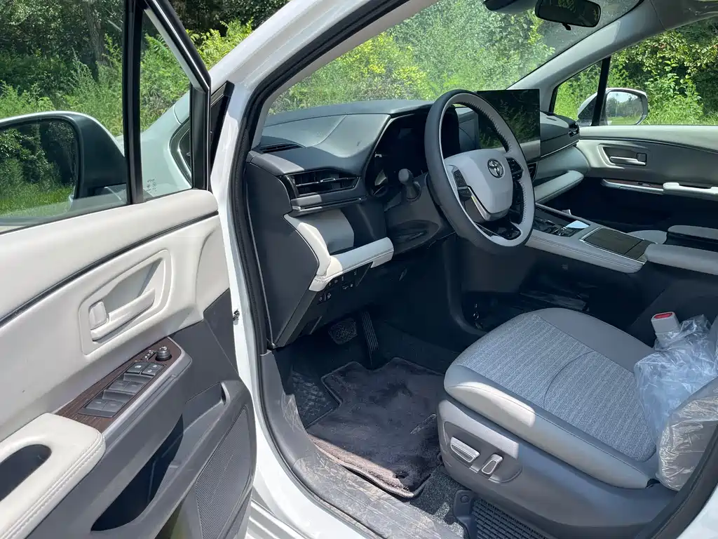 Toyota Sienna — фото 4