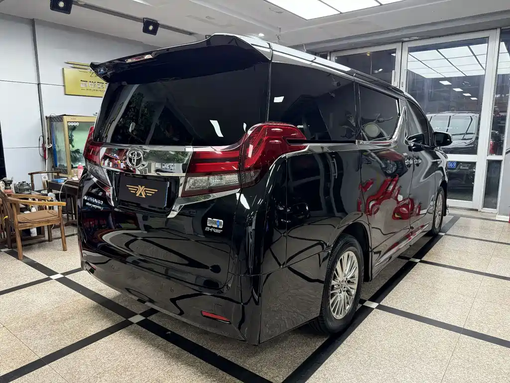 Toyota Alphard — фото 5