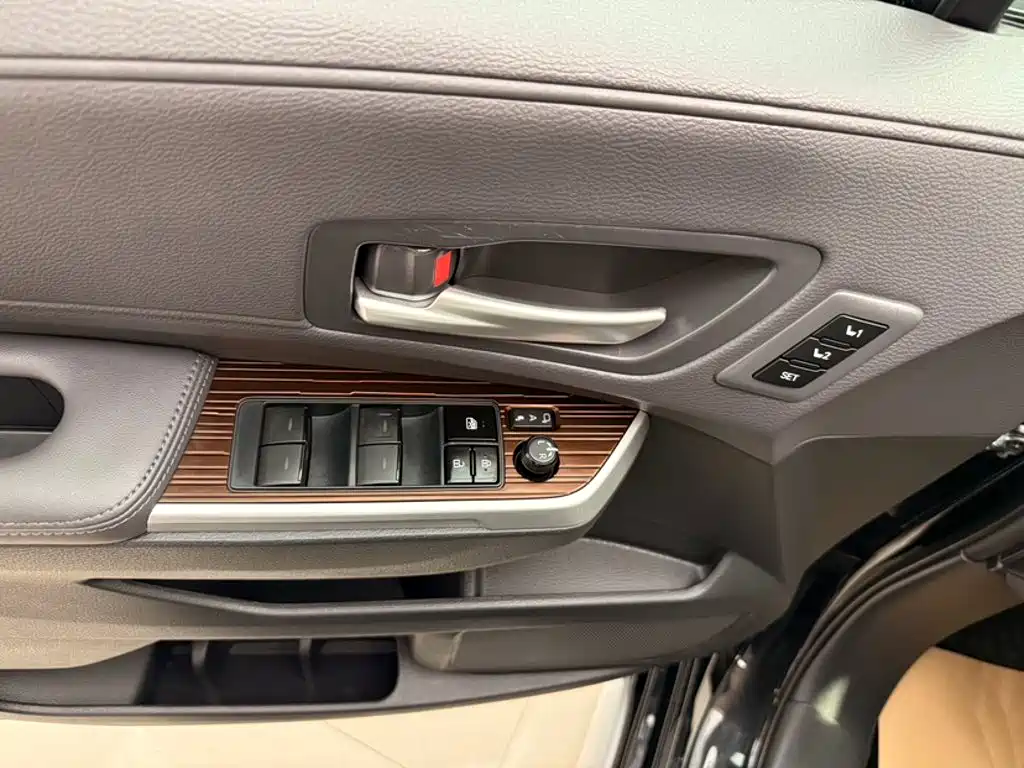 Toyota Granvia — фото 17